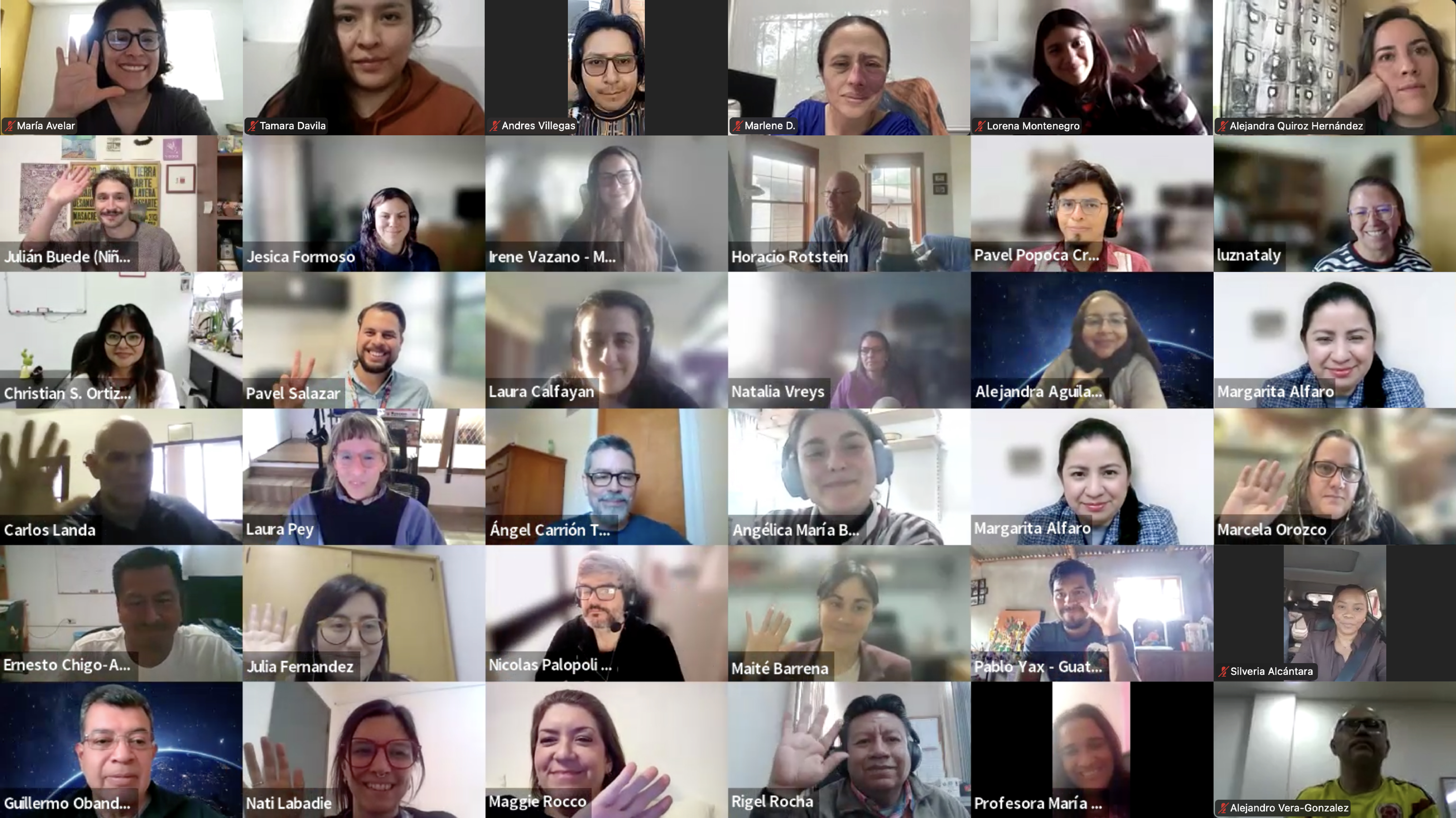 36 participantes de la segunda edición del curso saludando a cámara.