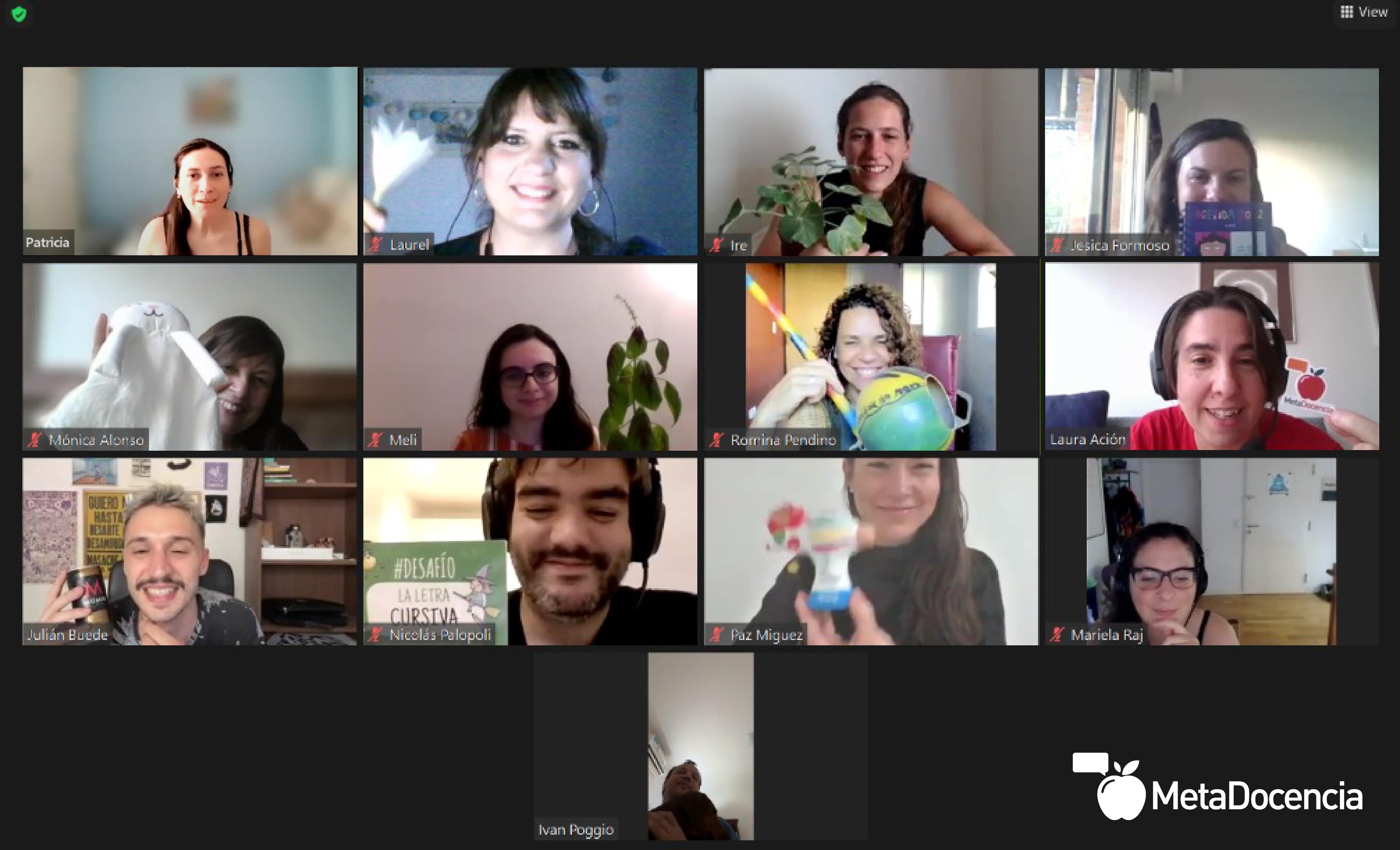 En la imagen, todo el equipo de MetaDocencia. En orden de aparición, de izquierda a derecha y de arriba hacia abajo: Fila 1 - Patricia Loto, Laura Ascenzi, Irene Vazano, Jesica Formoso; Fila 2 - Mónica Alonso, Melissa Black, Romina Pendino, Laura Ación; Fila 3 - Julián Buede, Nicolás Palopoli, Paz Mïguez, Mariela Rajngewerc; Fila 4 - Iván Poggio y su perro Pancho.